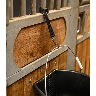 Produkt Bild Funktionale Halterung für Eimer, Salzleckstein und Pferdespielzeug 3